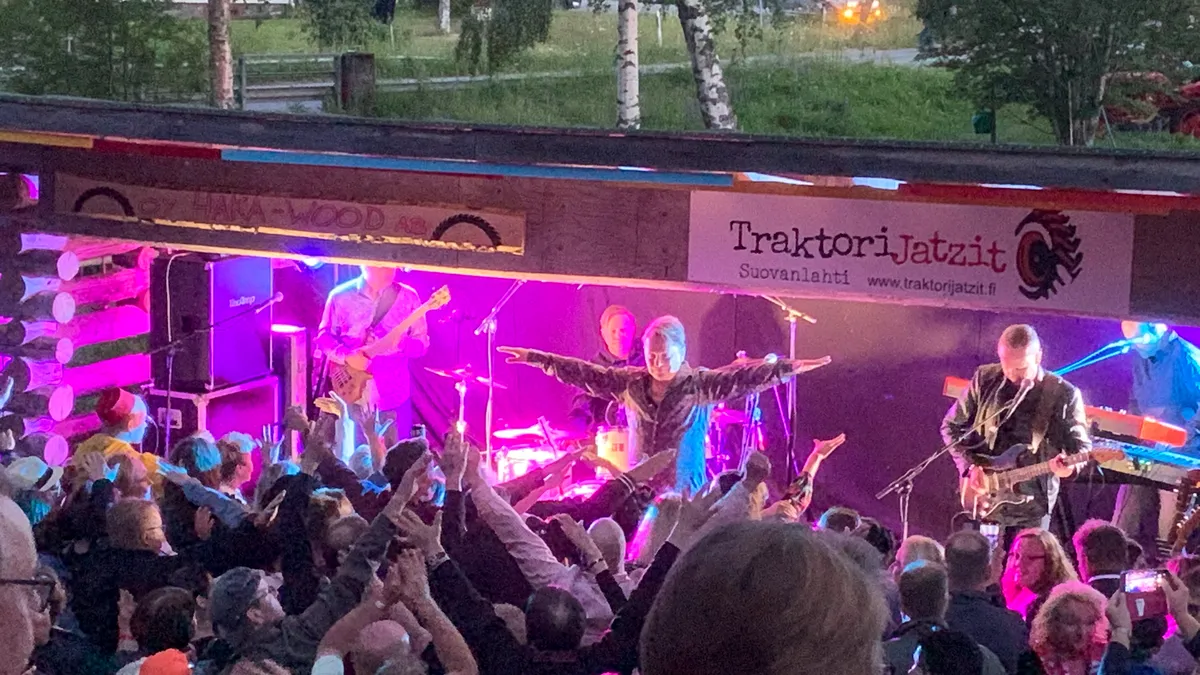 Yhtye ja yleisö Traktorijatzeilla 2019